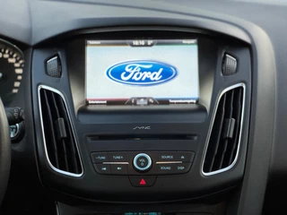 Ford Focus Ford Focus Wagon 1.0 Automaat Dealeronderhouden Volle opties Stuurverwarming Parkeerhulp+sensoren Cruise Navigatie Bluetooth - afbeelding nr 11