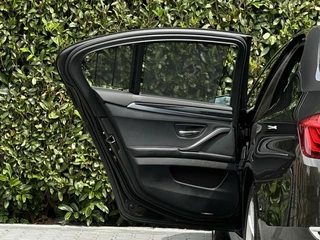 BMW 5 Serie BMW 5-serie 528xi High Executive, NL AUTO, NAP, PANO, NAVI, CRUISE, ECC-AIRCO, HUD, DODEHOEK, COMFORT STOELEN, CAMERA, LICHTMETAAL 17