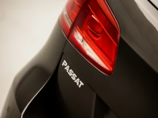 Volkswagen Passat Volkswagen Passat Variant 1.4 TSI Sportline Automaat (NAVIGATIE, CLIMATE, STOELVERWARMING, GETINT GLAS, SPORTSTOELEN, TREKHAAK, CRUISE, PARKEERSENSOREN, NIEUWSTAAT) - afbeelding nr 31