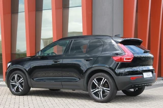 Volvo XC40 Volvo XC40 T4 Recharge R-Design | Stoelverwarming | Parkeercamera | BLIS | Pilot Assist | Electr. Stoelen | Glossy Black | Keyless - afbeelding nr 3