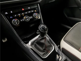 Volkswagen T-Roc Volkswagen T-Roc 1.5 TSI Sport 150Pk (VIRTUAL COCKPIT, APPLE CARPLAY, GROOT NAVI, CAMERA, LED KOPLAMPEN, SPORTSTOELEN, ADAPTIVE CRUISE, MODE KNOP, STOELVERWARMING, NIEUWE APK, NIEUWSTAAT) - afbeelding nr 12