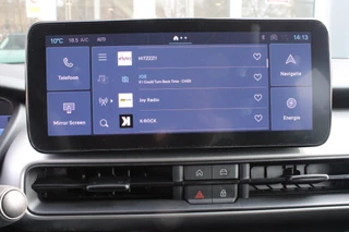 Jeep Avenger Jeep Avenger ALTITUDE 156PK 54 kWh | 3-FASE | ELEKTRISCH BEDIENBARE ACHTERKLEP | ACHTERUITRIJ CAMERA | NAVIGATIE | DRAADLOZE APPLE CARPLAY/ANDROID AUTO | ALL SEASON BANDEN | LICHTMETALEN VELGEN 17