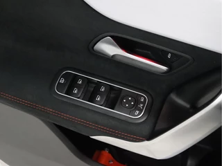 Mercedes-Benz CLA [APPLE CARPLAY, CAMERA, CRUISE CONTROL,STOELVERWARMING, SFEERVERLICHTING, PDC 360, LED LAMPEN PEFORMANCE, HALF LEDER, FLIPPERS, NAVIGATIE, NIEUWSTAAT] - afbeelding nr 17