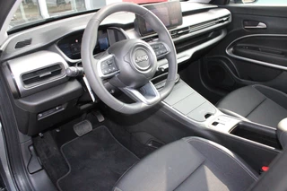 Jeep Avenger Jeep Avenger ALTITUDE 156PK 54 kWh | 3-FASE | ELEKTRISCH BEDIENBARE ACHTERKLEP | ACHTERUITRIJ CAMERA | NAVIGATIE | DRAADLOZE APPLE CARPLAY/ANDROID AUTO | ALL SEASON BANDEN | LICHTMETALEN VELGEN 17