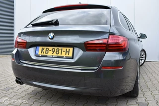 BMW 5 Serie BMW 520d Touring Luxury Mineralgrau Leder Pano HUD 360°Cam Comfortstoelen Keyless 18