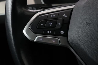 Volkswagen Passat Volkswagen Passat 1.5 TSI R Line | Stoelverwarming | Matrix LED |  Adaptive cruise | Carplay | Leder/Alcantara | Navigatie | Parkeerhulp - afbeelding nr 14