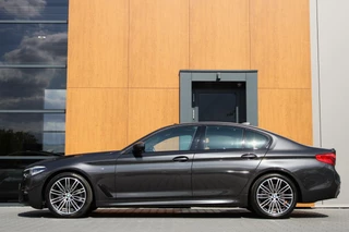 BMW 5 Serie BMW 5-serie 520i High Executive M-Sport | Schuifdak | H&K | Trekhaak - afbeelding nr 2