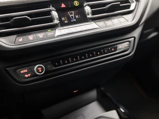BMW 1 Serie Automaat (VIRTUAL COCKPIT, APPLE CARPLAY, GROOT NAVI, STUUR/STOELVERWARMING, ADAPTIVE CRUISE, LEDER, CAMERA, SPORTSTOELEN, DAB+, GETINT GLAS, NIEUWSTAAT) - afbeelding nr 29