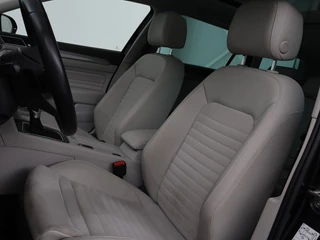 Volkswagen Passat Volkswagen Passat 1.4 TSI GTE | Panoramadak | Stoelverwarming |  Leder/Alcantara | Camera | Carplay | Adaptive cruise | Matrix LED | Massage | Navigatie - afbeelding nr 5