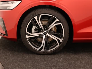 Volvo V60 Volvo V60 B3 AUT(7) PLUS DARK SCHUIFDAK 19INCH GOOGLE MAPS ACC BLIS GETINT - afbeelding nr 9