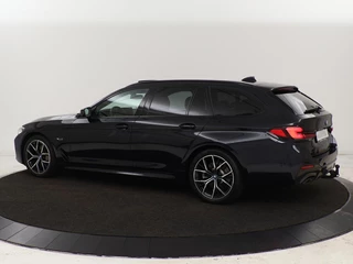 BMW 5 Serie BMW 5-serie 530e xDrive M Sport | Panoramadak |  Harman/Kardon | Stoel & stuurverwarming | Adaptive cruise | Camera | Trekhaak | Carplay | Achterbankverwarming | Live Cockpit | Sportstoelen - afbeelding nr 2
