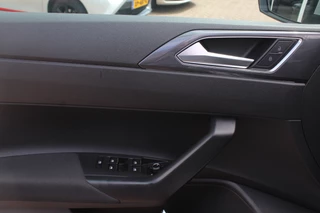 Volkswagen Polo Volkswagen Polo 1.0 TSI Highline 3x R-line / Full option! / Panoramadak / Camera / Virtual Cockpit / Keyless / 17'' / Dynaudio / Winterpakket / LED Koplampen / Navigatie / DAB / ACC - afbeelding nr 37