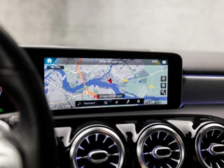Mercedes-Benz A-Klasse Automaat (APPLE CARPLAY, GROOT NAVI, SFEERVERLICHTING, CAMERA, LEDER/ALCANTARA, SPORTSTOELEN, STOELVERWARMING, GETINT GLAS, WIDESCREEN, NIEUWE APK, NIEUWSTAAT) - afbeelding nr 8