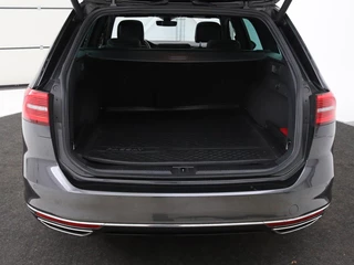 Volkswagen Passat Volkswagen Passat Variant 1.5 TSI HL Bns R | Panoramadak | Leder | Keyless |  Stoelverwarming | Carplay | Adaptive Cruise | Elektrische achterklep - afbeelding nr 11