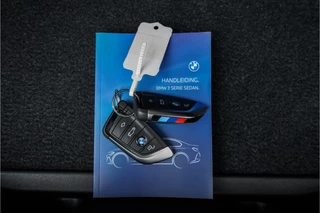 BMW 3 Serie BMW 3 Serie 318i M-Sport Shadow Individual Schuifdak HiFi 19