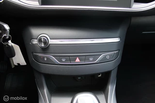 Peugeot 308 Peugeot 308 1.2 PureTech Blue Lease Executive, Trekhaak, Pano, voor/achter Pdc + Camera, App connect, Cruise, Navi, Clima, Donker glas. - afbeelding nr 25
