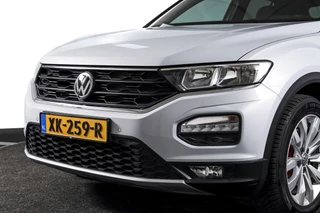 Volkswagen T-Roc Volkswagen T-Roc 2.0 TSI 190 PK 4Motion Sport - Automaat | Dig. Cockpit | Cruise Control | Stoelverw. | PDC | NAV + App. Connect | ECC | Afn. Trekhaak | LM 17