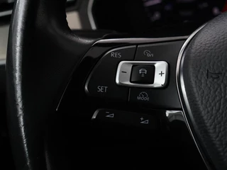 Volkswagen Passat Volkswagen Passat 1.4 TSI R Line | Trekhaak | 360 camera |  Stoelverwarming | Leder/Alcantara | Carplay | Adaptive cruise | Navigatie | Full LED | Virtual Cockpit - afbeelding nr 15