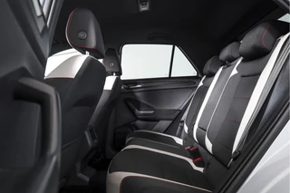 Volkswagen T-Roc Volkswagen T-Roc 2.0 TSI 190 PK 4Motion Sport - Automaat | Dig. Cockpit | Cruise Control | Stoelverw. | PDC | NAV + App. Connect | ECC | Afn. Trekhaak | LM 17