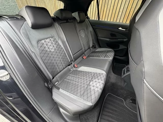 Volkswagen Golf Volkswagen Golf 1.5 eTSI R-Line Automaat | Panoramadak | LED | Black Style | Harman/Kardon HiFi | Achteruitrijcamera | Sfeerverlichting | Trekhaak afneembaar | Adaptieve cruise control | Parkeersensoren voor en achter - afbeelding nr 46