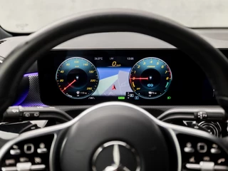 Mercedes-Benz A-Klasse Mercedes-Benz A-Klasse 250 e Business Solution Luxury 218Pk Automaat (GROOT NAVI, SFEERVERLICHTING, WIDESCREEN, CAMERA, LEDER, STOELVERWARMING, SPORTSTOELEN, CRUISE, LANE ASSIST, NIEUWSTAAT) - afbeelding nr 23