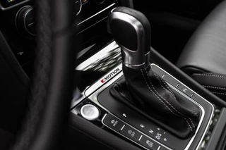 Volkswagen Golf Volkswagen Golf 2.0 TSI 4Motion R Pano / Dyn / DCC - afbeelding nr 22