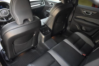 Volvo V60 Volvo V60 T6 350pk AWD Plus Dark | 19'' | Trekhaak | Harman/Kardon | 360 - afbeelding nr 11