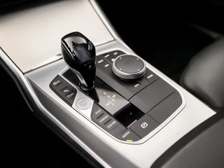 BMW 3 Serie BMW 3 Serie Touring 320i Sportline Shadow 184Pk Automaat (APPLE CARPLAY, GROOT NAVI, CAMERA, LEDER, ADAPTIVE CRUISE, SFEERVERLICHTING, SPORTSTOELEN, HIFI, TREKHAAK ELEKTRISCH, GETINT GLAS, NIEUWSTAAT) - afbeelding nr 11