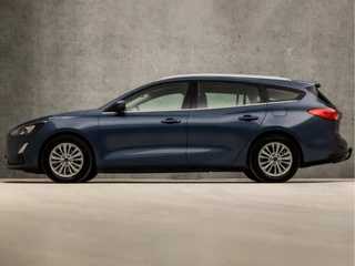 Ford Focus Automaat (APPLE CARPLAY, GROOT NAVI, STUUR/STOELVERWARMING, ADAPTIVE CRUISE, SPORTSTOELEN, CAMERA, KEYLESS, TREKHAAK, NIEUWSTAAT) - afbeelding nr 2