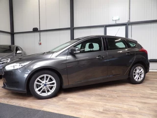 Ford Focus Ford Focus 1.0 5drs - airco - navigatie - zeer nette staat - afbeelding nr 2