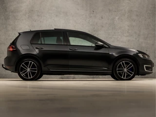 Volkswagen Golf Volkswagen Golf 1.4 TSI GTE 204Pk Automaat (SCHUIFDAK, NAVIGATIE, CLIMATE, CAMERA, GETINT GLAS, SPORTSTOELEN, LED KOPLAMPEN, CRUISE, NIEUWE APK, NIEUWSTAAT) - afbeelding nr 4