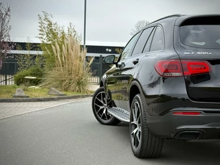 Mercedes-Benz GLC Mercedes GLC-klasse 300e 4MATIC AMG Panoramadak|Camera 360°|Sfeerverlichting|Night pakket|AppleCarplay - afbeelding nr 12
