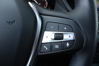 BMW 1 Serie BMW 1-serie 118i 140PK AUTOMAAT EXECUTIVE EDITION | PANORAMISCH SCHUIF/KANTELKDAK | AFNEEMBARE TREKHAAK | DRAADLOZE TELEFOONLADER | DRAADLOZE APPLE CARPLAY/ANDROID AUTO | NAVIGATIE | ACHTERUITRIJ CAMERA | PARKEERSENSOREN VOOR EN ACHTER | CRUISE CONTROL | FULL LED KOPLAMPEN | CLIMATE CONTROL | ALL SEASON BANDEN | 17