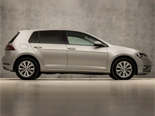 Volkswagen Golf Volkswagen Golf 1.0 TSI Sportline (APPLE CARPLAY, GROOT NAVI, CLIMATE, STOELVERWARMING, DYNAMISCHE KNIPPERLICHTEN, MASSAGE, ALCANTARA, ADAPTIVE CRUISE, PARKEERSENSOREN, GETINT GLAS, LM VELGEN, NIEUWSTAAT) - afbeelding nr 4
