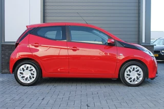 Toyota Aygo Toyota Aygo 1.0 VVT-i x-play - Automaat - All Seasonbanden - afbeelding nr 2