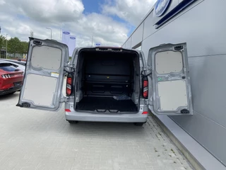 Ford Transit Custom Ford Transit Custom 320 2.5 PHEV L2H1 Limited DC 233pk | Dubbele Cabine | Dubbele zijschuifdeur | 12-weg verstel- en verwarmbare AGR Stoelen | Inklapbare trekhaak | 17 inch lichtmetalen velgen | Driver Assistance Pack Premium  | Verwarmbaar stuurwiel | Bekleding zijwand en achterdeuren (volledig)  | PRIJS EX. BTW INCL. BPM - afbeelding nr 13