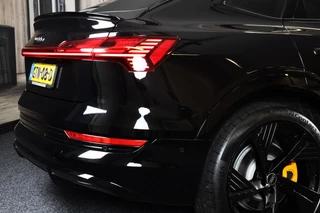 Audi e-tron Audi E-tron Sportback 55 Quattro S Line 95 kWh / Acc / Lane Assist / Elek Stoelen / 360 Camera / Sfeerverlichting / Open Panorama - afbeelding nr 42
