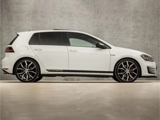 Volkswagen Golf 230Pk Automaat (SCHUIFDAK, APPLE CARPLAY, NAVIGATIE, ALCANTARA, DYNAMISCHE KNIPPERLICHTEN, STOELVERWARMING, CAMERA, KEYLESS, ADAPTIVE CRUISE, GETINT GLAS, NIEUWE APK, NIEUWSTAAT) - afbeelding nr 4