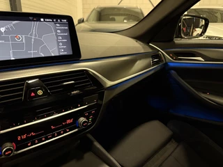 BMW 5 Serie HEAD-UP/LASER/ACC/TREKHAAK/360CAMERA/ALCANTARA/KEYLESS/SHADOW-LINE/DRIVING ASS PRO/SFEER/STUUR+STOELVERWARMING/LIVE COCKPIT/M-AERODYNAMIC/SOPHISTOGRAU/VOLLEDIG BMW DEALER HISTORIE - afbeelding nr 39