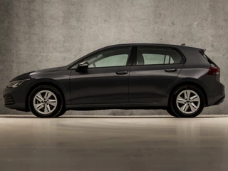 Volkswagen Golf Volkswagen Golf 1.0 eTSI Sport Automaat (APPLE CARPLAY, GROOT NAVI, KEYLESS, SFEERVERLICHTING, SPORTSTOELEN, LM VELGEN, PARKEERSENSOREN, ADAPTIVE CRUISE, NIEUWSTAAT) - afbeelding nr 2