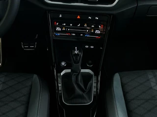 Volkswagen T-Roc Volkswagen T-Roc 1.5 TSI 150PK R-LINE EVO IQ LIGHT ALCANTARA ELEK.KLEP CARPLAY STOEL/STUUR VERW. 18
