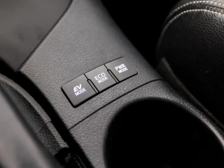 Toyota Auris Toyota Auris Touring Sports 1.8 Hybrid Sport Automaat (PANORAMADAK, NAVIGATIE, LEDER, STOELVERWARMING, CAMERA, SPORTSTOELEN, KEYLESS, LED KOPLAMPEN, NIEUWE APK, NIEUWSTAAT) - afbeelding nr 28