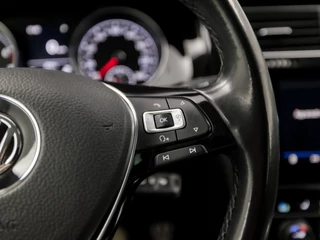 Volkswagen Golf Volkswagen Golf 1.0 TSI Luxury Automaat (APPLE CARPLAY, GROOT NAVI, CLIMATE, STOELVERWARMING, SPORTSTOELEN, ADAPTIVE CRUISE, LM VELGEN, GETINT GLAS, PARKEERSENSOREN, NIEUWE APK, NIEUWSTAAT) - afbeelding nr 21