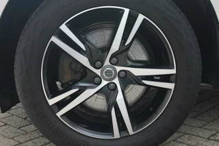 Volvo XC60 Volvo XC60 T6 Recharge AWD R-Design | Panoramadak | Parkeercamera | HUD | Pilot Assist | BLIS | Stoelverwarming | Trekhaak | Glossy Black | Keyless - afbeelding nr 11