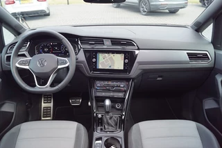 Volkswagen Touran Volkswagen Touran 1.5 TSI DSG R-Line Black st/ 7Pers./Panodak /trekhaak wegkl./ACC - afbeelding nr 4