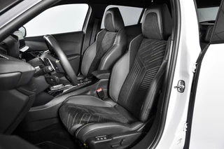 Peugeot 2008 Peugeot 2008 1.2 PureTech 130 PK GT - Automaat | Dig. Cockpit | Adapt. Cruise | Elek. stoel | Stoelverw. | PDC | Camera | NAV + App. Connect | ECC | LM 17
