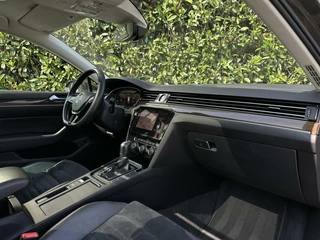 Volkswagen Passat Volkswagen Passat Variant 1.8 TSI HIGHLINE FACELIFT, PANO, NAVI, CRUISE, LEDER/ALCANTARA, ECC-AIRCO, DIGITAL, KEYLESS, ERGO-COMFORT, LICHTMETAAL 17