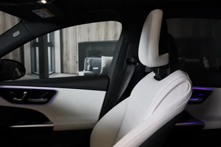 Mercedes-Benz C-Klasse Mercedes-Benz C-klasse 300 e AMG 63 Look / 360 Camera / Acc / Lane Assist / Elek Stoelen / Leder / Open Pano / Dode Hoek / 20 Inc - afbeelding nr 17