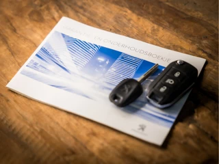 Peugeot 2008 Automaat (APPLE CARPLAY, NAVIGATIE, CAMERA, CLIMATE, CRUISE, SPORTSTOELEN, PARKEERSENSOREN, NIEUWE APK, NIEUWSTAAT) - afbeelding nr 17