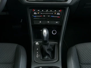 Volkswagen Touran Volkswagen Touran 1.5 TSI 150PK 7P CARPLAY NAVI CAMERA LED ELEK.KLEP VIR.COCKPIT DODE.HOEK DET. STOELVERW KEYLESS 7P 7PERS 11/2024 